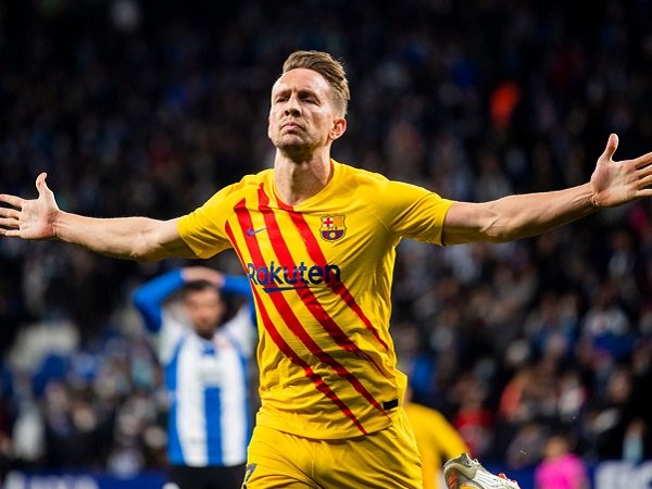 Luuk de Jong bantu Barcelona amankan sebuah poin kontra Espanyol.