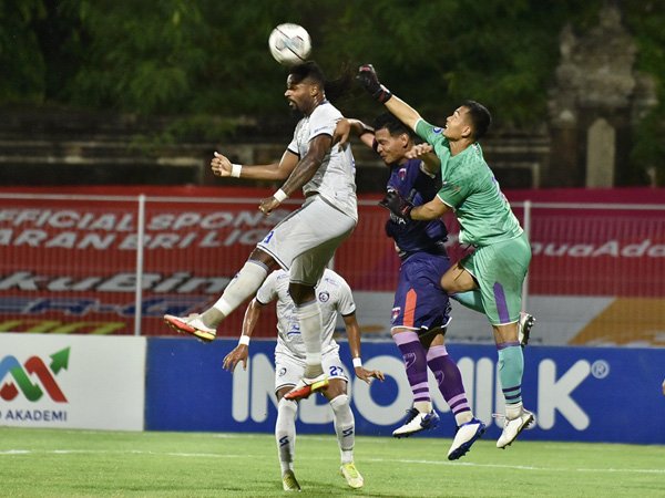 Penyerang Arema FC, Carlos Fortes mencetak sepasang gol ke gawang Persita Tangerang