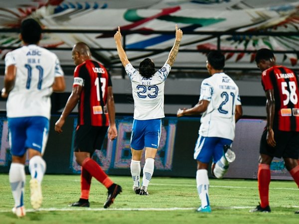 Marc Klok ketika merayakan gol pertama Persib