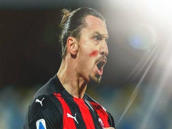 Zlatan Ibrahimovic buka suara mengenai kelanjutan masa depannya bersama AC Milan / via Getty Images