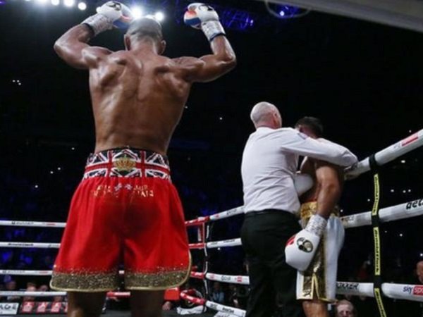 Kell Brook melakukan selebrasi setelah mengalahkan Amir Khan. (Images: Getty)