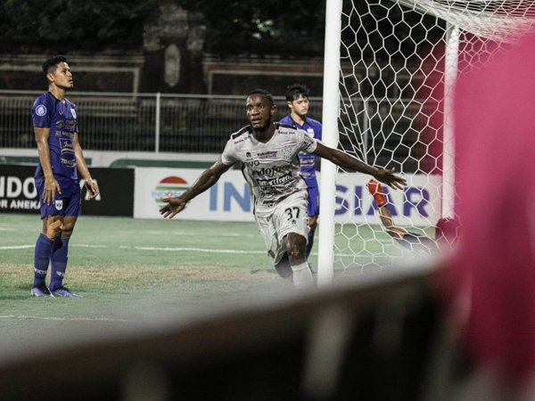 Pemain asing Bali United, Privat Mbarga merayakan gol ke gawang PSIS Semarang