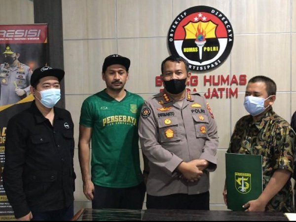 Perwakilan Bonek bersama manajemen Persebaya Surabaya menemui Kabid Humas Polda Jatim