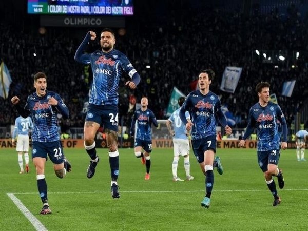 Antonio Cassano mengaku takjub dengan performa Napoli belakangan ini yang sukses duduk di puncak klasemen sementara Serie A / via Getty Images