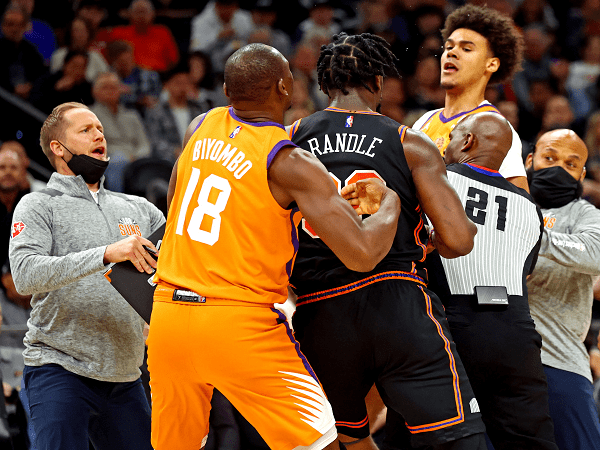 Tom Thibodeau ingatkan Julius Randle untuk kontrol emosi lebih baik.