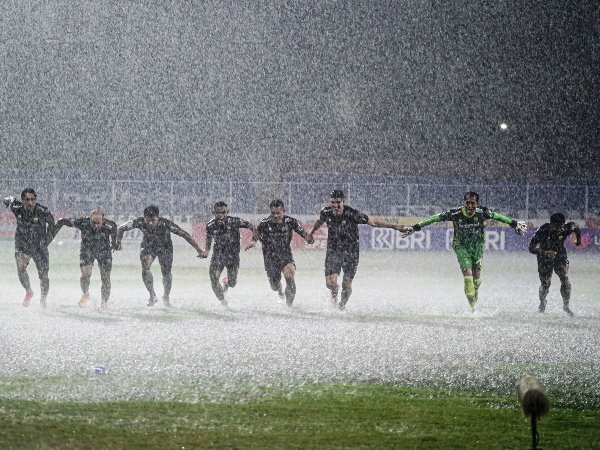 Pemain Persib ketika merayakan kemenangan di bahwa hujan deras