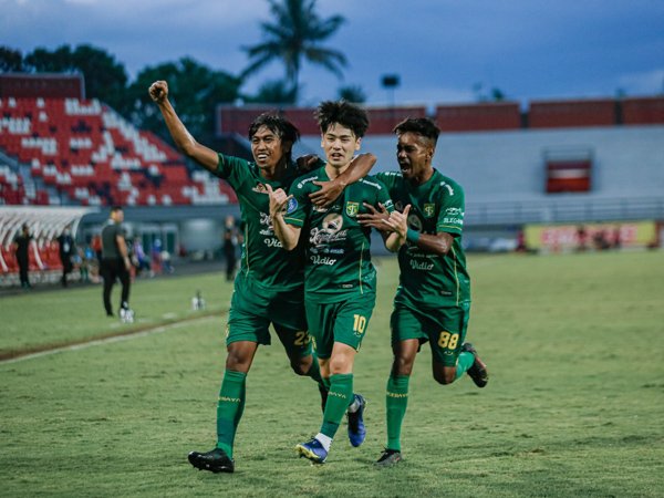 Gelandang Persebaya Surabaya, Taisei Marukawa merayakan gol ke gawang Persik Kediri