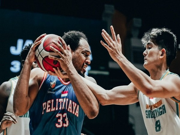 Pemain asing andalan Pelita Jaya Basketball Jakarta, Dior Lowhorn dikawal pemain Satya Wacana. (Images: IBL)