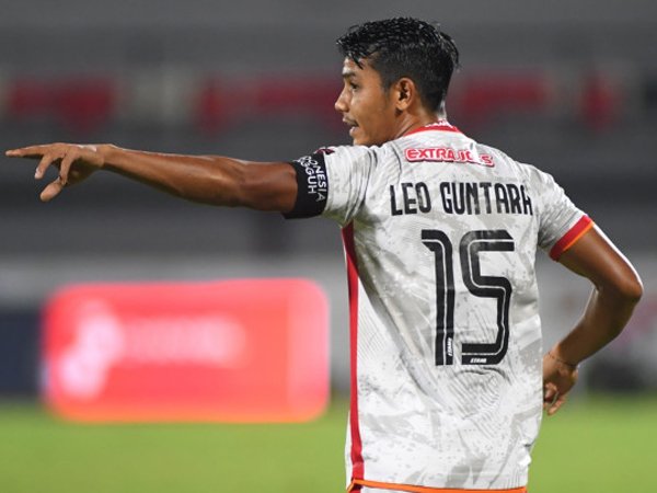 Pemain Borneo FC, Leo Guntara saat dipercaya sebagai kapten tim oleh Fakhri Husaini