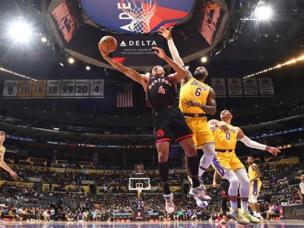 Pemain muda Toronto Raptors, Scottie Barnes coba mencetak angka melawan Los Angeles Lakers. (Images: Getty)