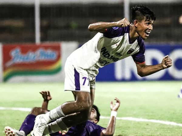 Kasim Botan merayakan gol debutnya bersama Persita Tangerang