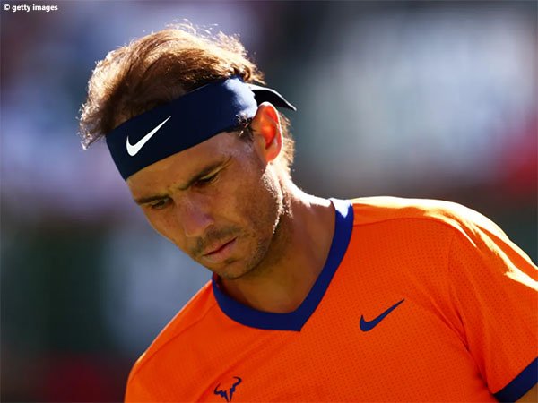 Rafael Nadal terpaksa menepi selama enam pekan akibat cedera tulang rusuk