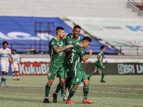 Pemain PSS Sleman merayakan gol ke gawang Persela Lamongan