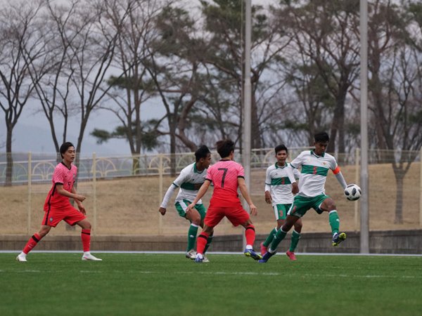 Laga uji coba antara timnas Indonesia U-19 kontra Korea Selatan U-19