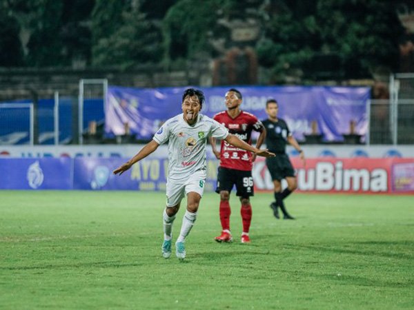 Penyerang Persebaya Surabaya, Samsul Arif merayakan gol ke gawang Bali United