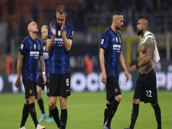 Kiper legendaris Italia yaitu Dino Zoff, menyoroti inkonsistensi Inter Milan di sepanjang 2022 sehingga klub kesulitan untuk mempertahankan gelar Scudetto / via Getty Images
