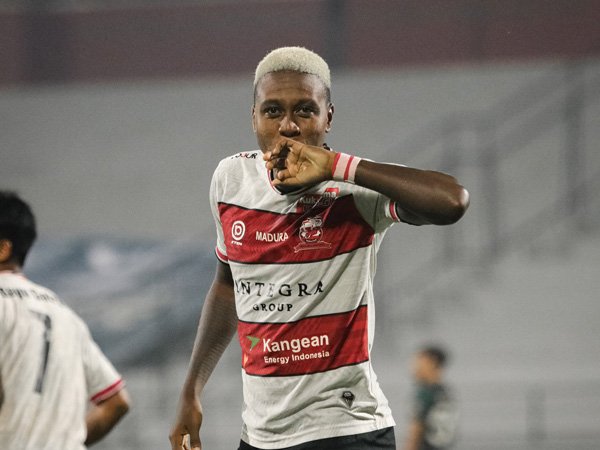 Gelandang Madura United, Hugo Gomes dos Santos Silva atau Jaja merayakan gol ke gawang Persikabo 1973