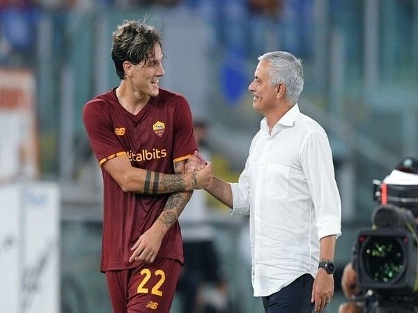 Nasib Nicolo Zaniolo di AS Roma sedang tak menentu setelah sang gelandang mengalami keretakan hubungan dengan manajer Jose Mourinho / via Getty Images