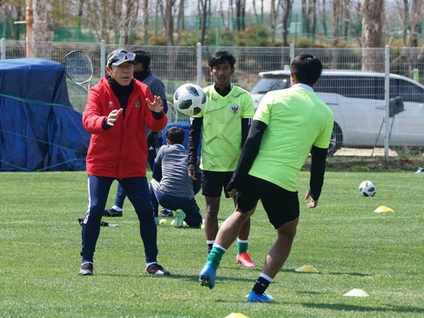 Pelatih timnas Indonesia U-19, Shin Tae-yong memimpin latihan timnya di Korsel