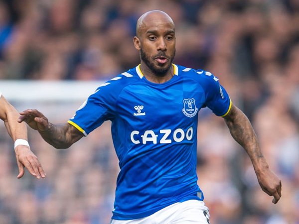 Gelandang Everton, Fabian Delph.