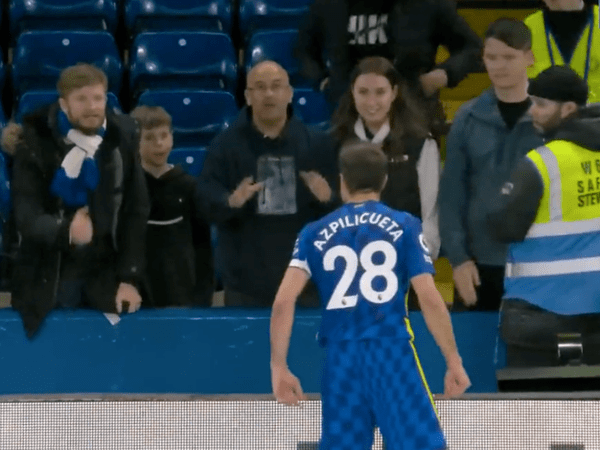 Inilah momen di mana Cesar Azpilicueta terlibat cekcok mulut dengan salah seorang fans, pasca Chelsea tumbang 2-4 dari Arsenal di ajang Premier League (21/4) / via Istimewa