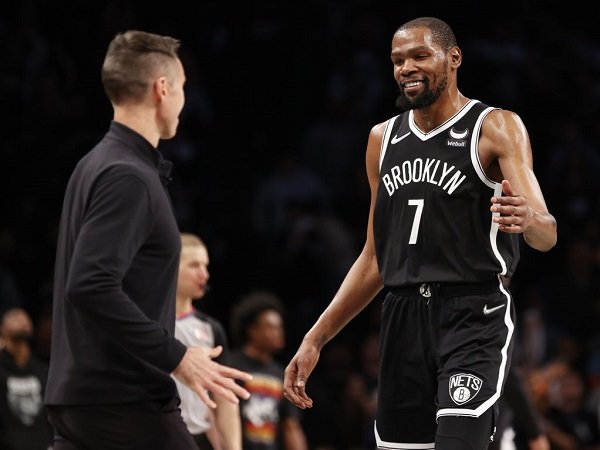 Kevin Durant puji Steve Nash yang bisa hadapi banyak masalah dalam skuat Brooklyn Nets.