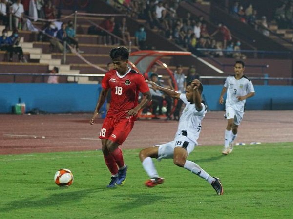 Penyerang timnas Indonesia U-23, Irfan Jauhari saat menghadapi Timor Leste