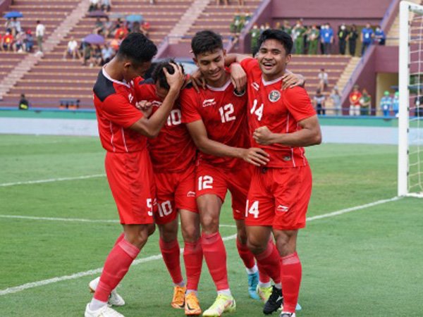 Para pemain timnas Indonesia U-23 merayakan gol ke gawang Filipina
