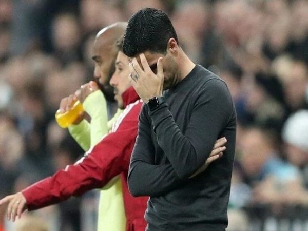 Mikel Arteta tak kuasa menahan rasa kecewanya pasca Arsenal keok 0-2 dari Newcastle United di pekan ke-37 Premier League dini hari tadi (17/5) / via Reuters