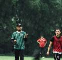 Nilmaizar Puji Sikap Disiplin Skuat Dewa United FC Selama TC di Bali