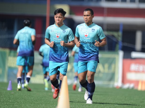 Dua pemain baru Persib, Arsan Makarin dan Eriyanto ketika berlatih