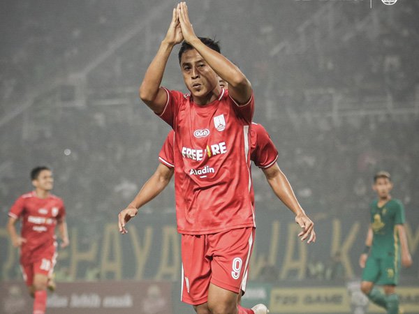 Samsul Arif usai mencetak gol ke gawang Persebaya Surabaya