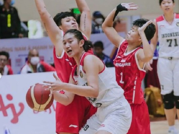 Perjuangan pemain Timnas Basket Putri saat melawan Singapura. (Images: Perbasi.ina)