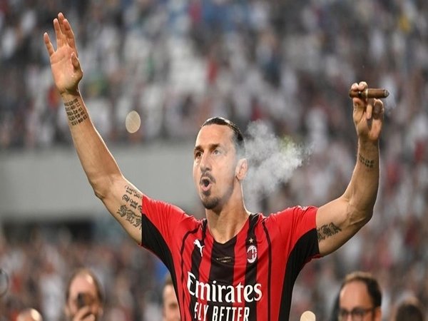 Zlatan Ibrahimovic merayakan kesuksesan AC Milan menjadi Scudetto musim ini dengan menghisap cerutu / via Getty Images