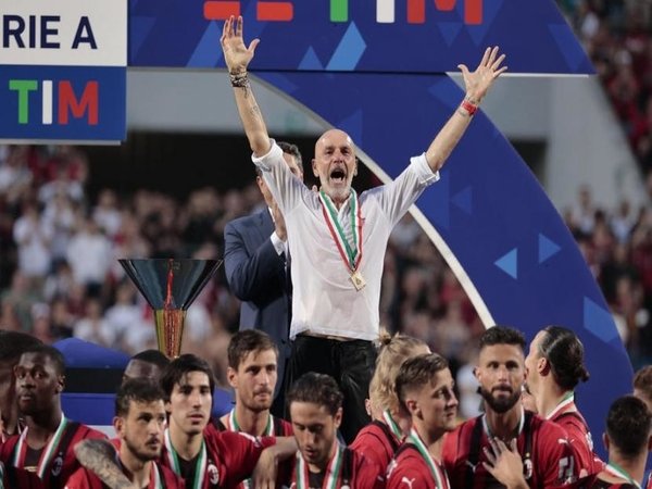 Stefano Pioli bersuka cita merayakan keberhasilan AC Milan meraih Scudetto musim ini / via Getty Images