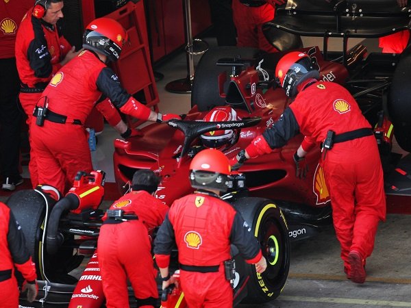 Charles Leclerc ingin Ferrari segera perbaiki mobilnya.