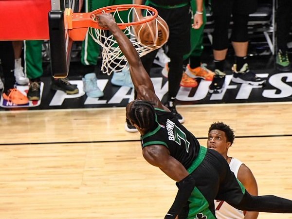 Aksi slam dunk pemain Boston Celtics, Jaylen Brown saat melawan Miami Heat.