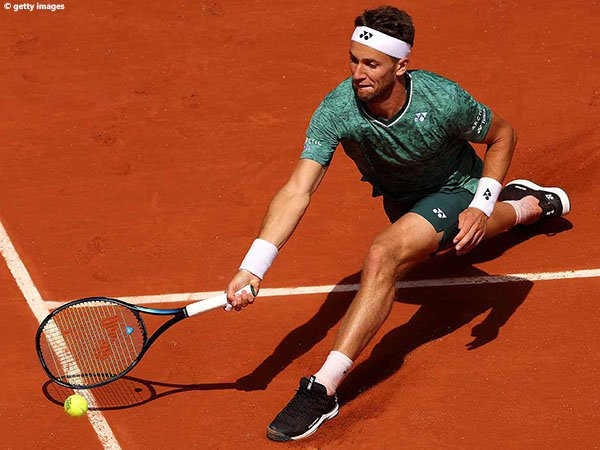 Casper Ruud dan Holger Rune tampil brutal demi babak ketiga French Open