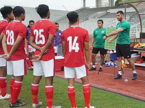 Pelatih timnas Indonesia U-19 di Turnamen Toulon, Dzenan Radoncic saat memimpin latihan timnya