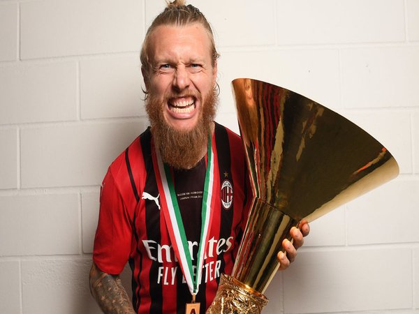 Agen dari Simon Kjaer mengatakan kalau kliennya siap comeback memperkuat AC Milan pada musim kompetisi tahun depan / via Getty Images