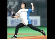 Kento Momota Mencoba Olahraga Baru Dengan Bermain Bisbol
