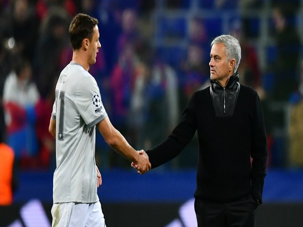 Nemanja Matic tinggal selangkah lagi bereuni dengan Jose Mourinho, di mana pemain asal Serbia itu akan menjalani sesi tes medis bersama AS Roma pada hari Senin (13/6) esok / via Getty Images