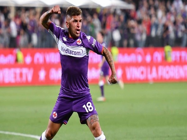 Lucas Torreira tak bisa menutup rasa sedihnya setelah gagal diikat secara permanen oleh Fiorentina musim panas ini / via Getty Images