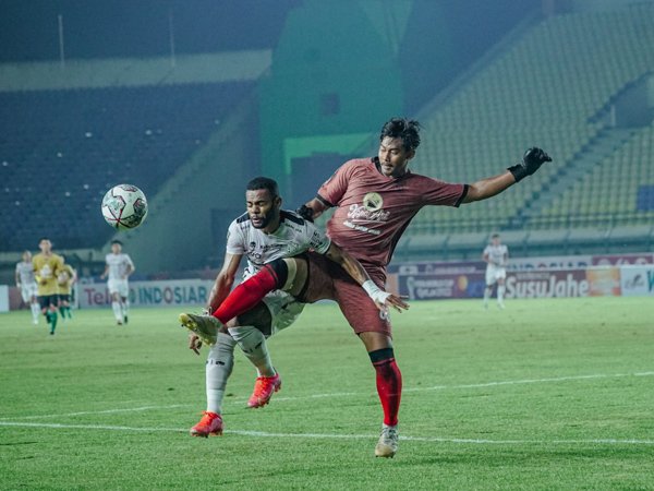 Penjaga gawang Persebaya Surabaya, Satria Tama saat menghadapi Bali United