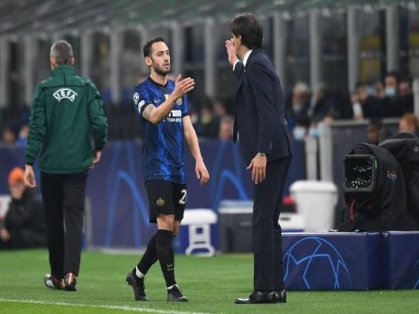 Hakan Calhanoglu membantah tudingan sejumlah pihak yang bilang kalau ia menyalahkan Simone Inzaghi perihal kegagalan Inter meraih titel Scudetto musim lalu / via Getty Images