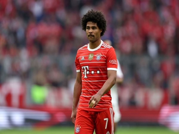 Petinggi Bayern Muenchen mengatakan jika Die Roten tak menutup kans untuk melepas Serge Gnabry pada jendela transfer kali ini / via Getty Images