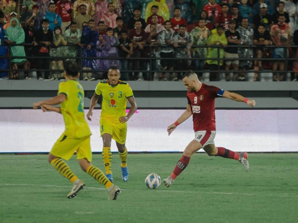 Penyerang Bali United, Ilija Spasojevic saat menghadapi Kedah FC di laga pertama