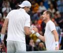 Hasil Wimbledon: Andy Murray Gigit Jari, John Isner Terus Melangkah