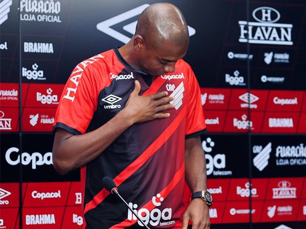 Gelandang Athletico Paranaense, Fernandinho.