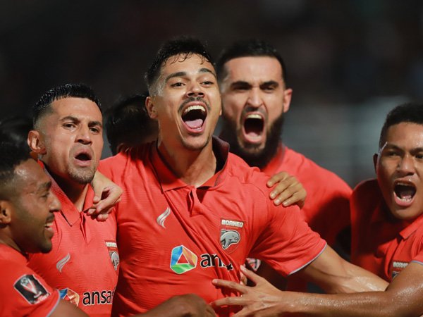 Pemain Borneo FC merayakan gol ke gawang PSM Makassar